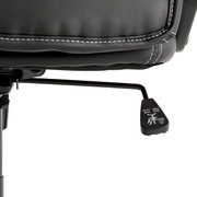 Nahaufnahme eines Hebels unter einem Gaming Stuhl, der zur Höhenverstellung und Arretierung dient.