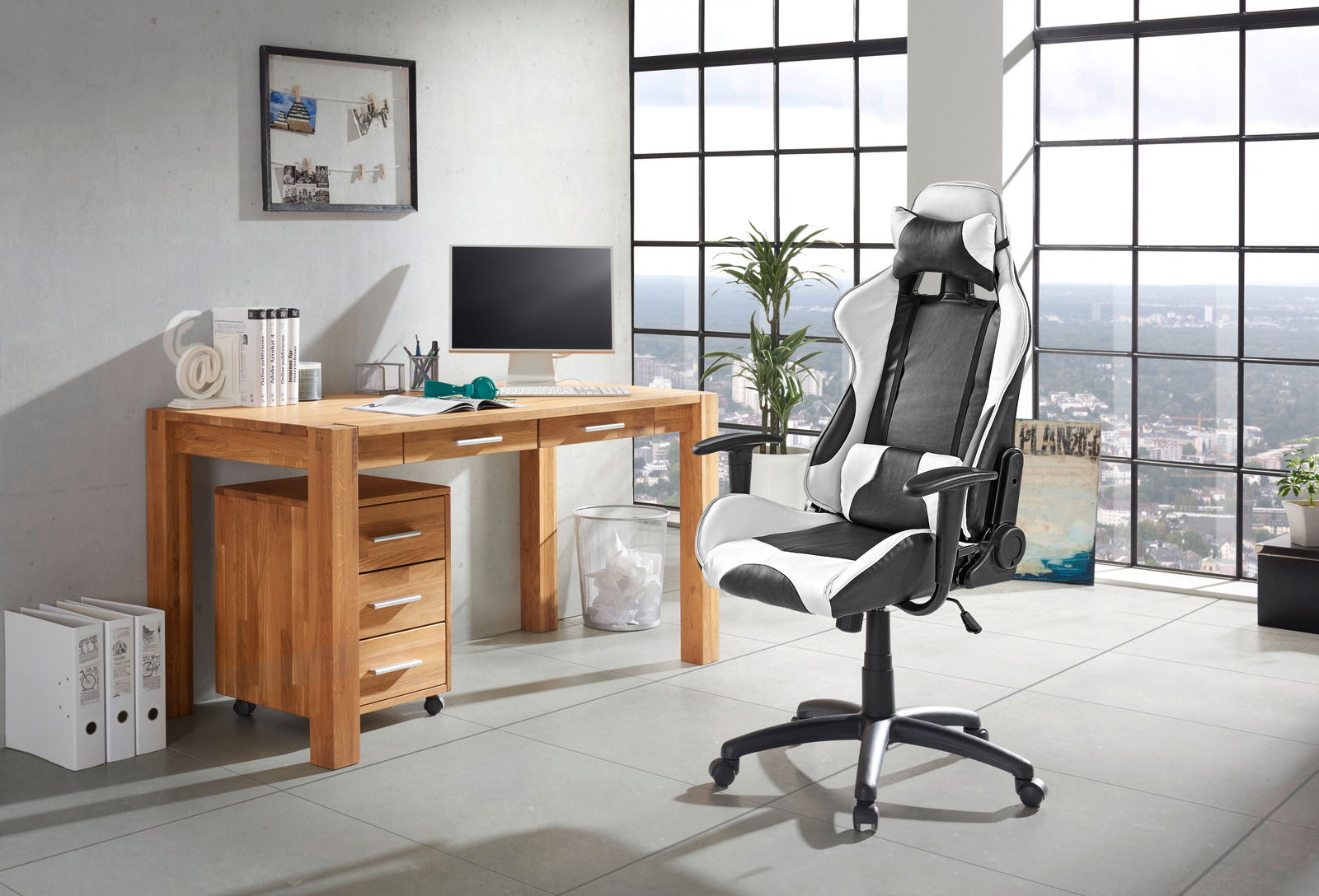 Linea Natura Rollcontainer OKAY Moderner Schreibtisch mit Rollcontainer aus Holz in einem hellen Büro mit großem Fenster, seitliche Perspektive.