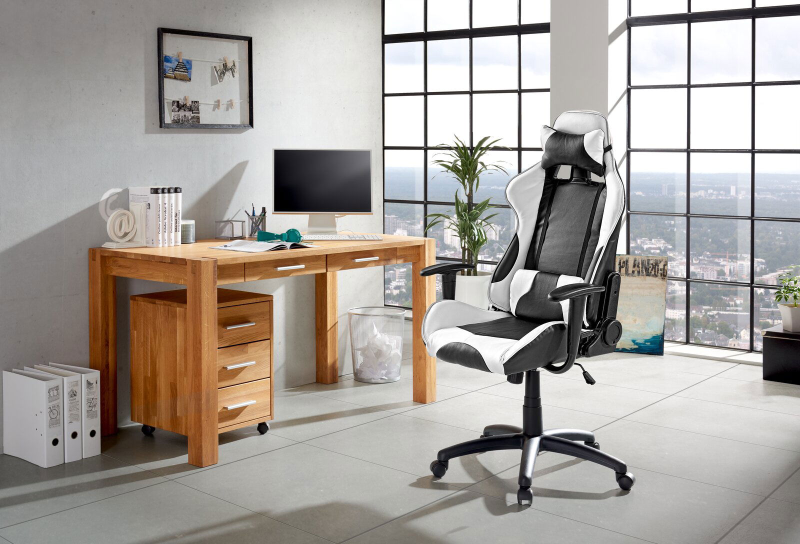 Linea Natura Rollcontainer OKAY Moderner Schreibtisch mit Rollcontainer aus Holz in einem hellen Büro mit großem Fenster, seitliche Perspektive.