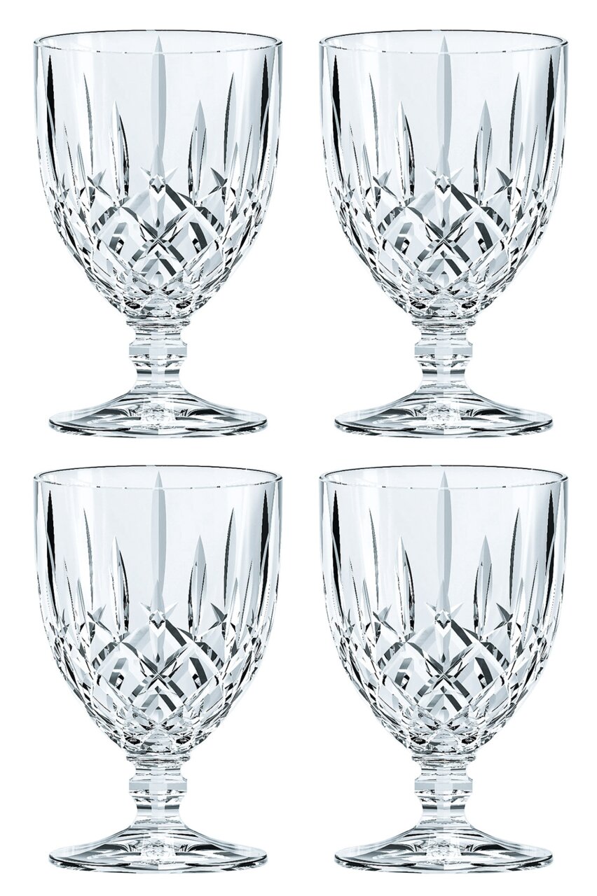 Vier große Kelchgläser aus Kristallglas mit elegantem Schliffmuster, frontal abgebildet.