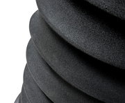 Nahaufnahme eines schwarzen Schwinghockers mit wellenförmigem Design.