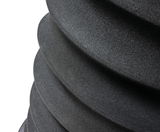 Nahaufnahme eines schwarzen Schwinghockers mit wellenförmigem Design.