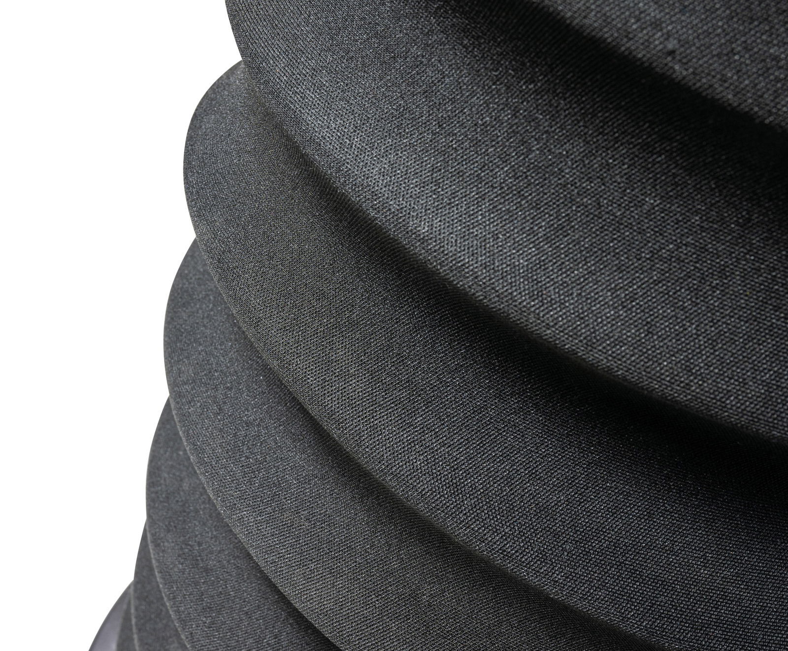 Nahaufnahme eines schwarzen Schwinghockers mit wellenförmigem Design.