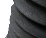 Nahaufnahme eines schwarzen Schwinghockers mit wellenförmigem Design.