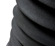 Nahaufnahme eines schwarzen Schwinghockers mit wellenförmigem Design.