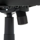 Nahaufnahme der Unterseite eines Gaming-Stuhls mit Fokus auf die Höhenverstellung.