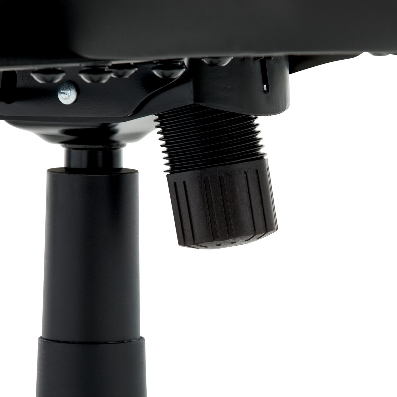 Nahaufnahme der Unterseite eines Gaming-Stuhls mit Fokus auf die Höhenverstellung.