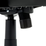 Nahaufnahme der Unterseite eines Gaming-Stuhls mit Fokus auf die Höhenverstellung.