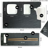 Sushi Set groß aus Schiefer mit zwei Platten, einer Teekanne, Essstäbchen und kleinen weißen Schälchen, von oben betrachtet.
