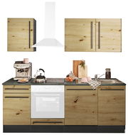 Küchenblock in Holzoptik mit Arbeitsplatte, Spüle, Herd und Oberschränken, frontal betrachtet.