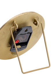 Rückansicht einer goldenen Uhr mit Ständer und Batteriefach