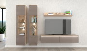 Frontale Ansicht einer modernen Wohnzimmer-Wohnwand: zwei hohe Vitrinenschränke in Holzoptik mit grauen Fronten und LED-Beleuchtung, daneben ein schwebendes TV-Lowboard mit Fernseher und ein Wandregal mit Büchern.
