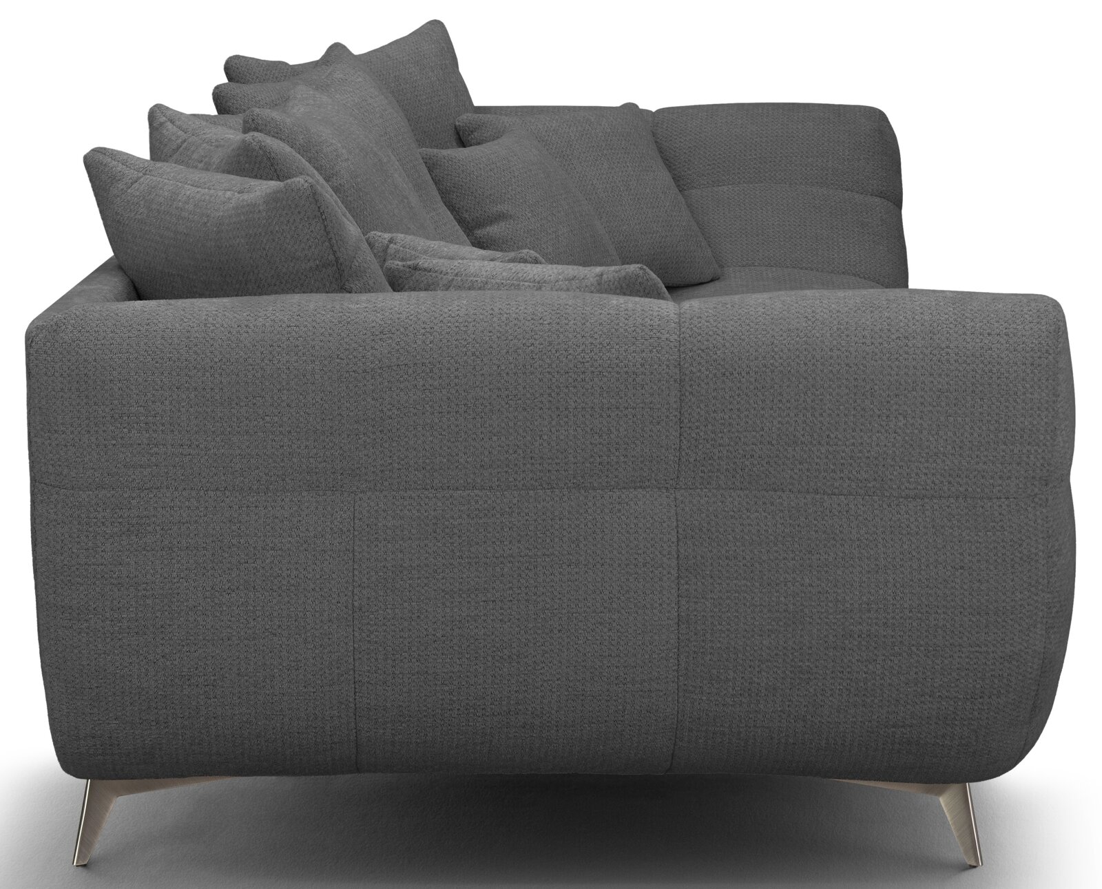 Graues Stoffsofa mit strukturiertem Bezug, vielen Rückenkissen und schmalen Metallfüßen, Seitenansicht von links vor weißem Hintergrund