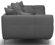 Graues Stoffsofa mit strukturiertem Bezug, vielen Rückenkissen und schmalen Metallfüßen, Seitenansicht von links vor weißem Hintergrund