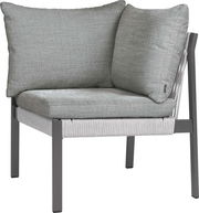 Eckelement mit grauen Kissen und Metallrahmen, seitliche Perspektive