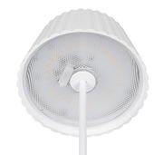 Unteransicht einer weißen Akku-Stehleuchte SUAREZ mit geriffeltem Lampenschirm und zentralem Stab.