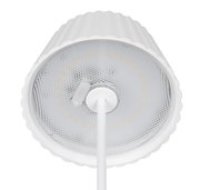 Unteransicht einer weißen Akku-Stehleuchte SUAREZ mit geriffeltem Lampenschirm und zentralem Stab.