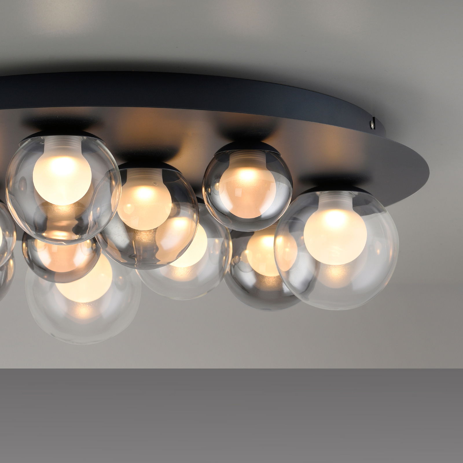 Moderne LED-Deckenleuchte mit mehreren kugelförmigen Glaskörpern, von unten betrachtet.