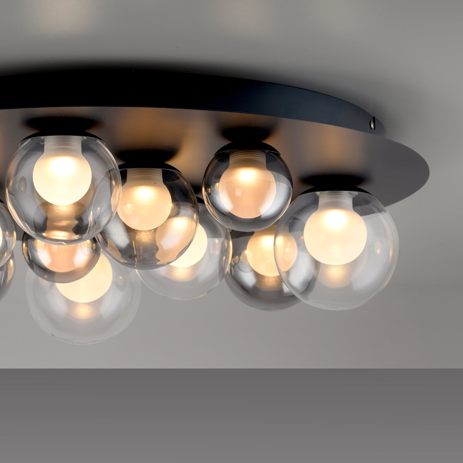 Moderne LED-Deckenleuchte mit mehreren kugelförmigen Glaskörpern, von unten betrachtet.