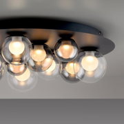 Moderne LED-Deckenleuchte mit mehreren kugelförmigen Glaskörpern, von unten betrachtet.