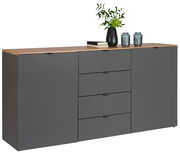 Graues Sideboard mit Holzplatte, vier Schubladen und zwei Türen, dekoriert mit Pflanzen und Kerzen, seitliche Perspektive