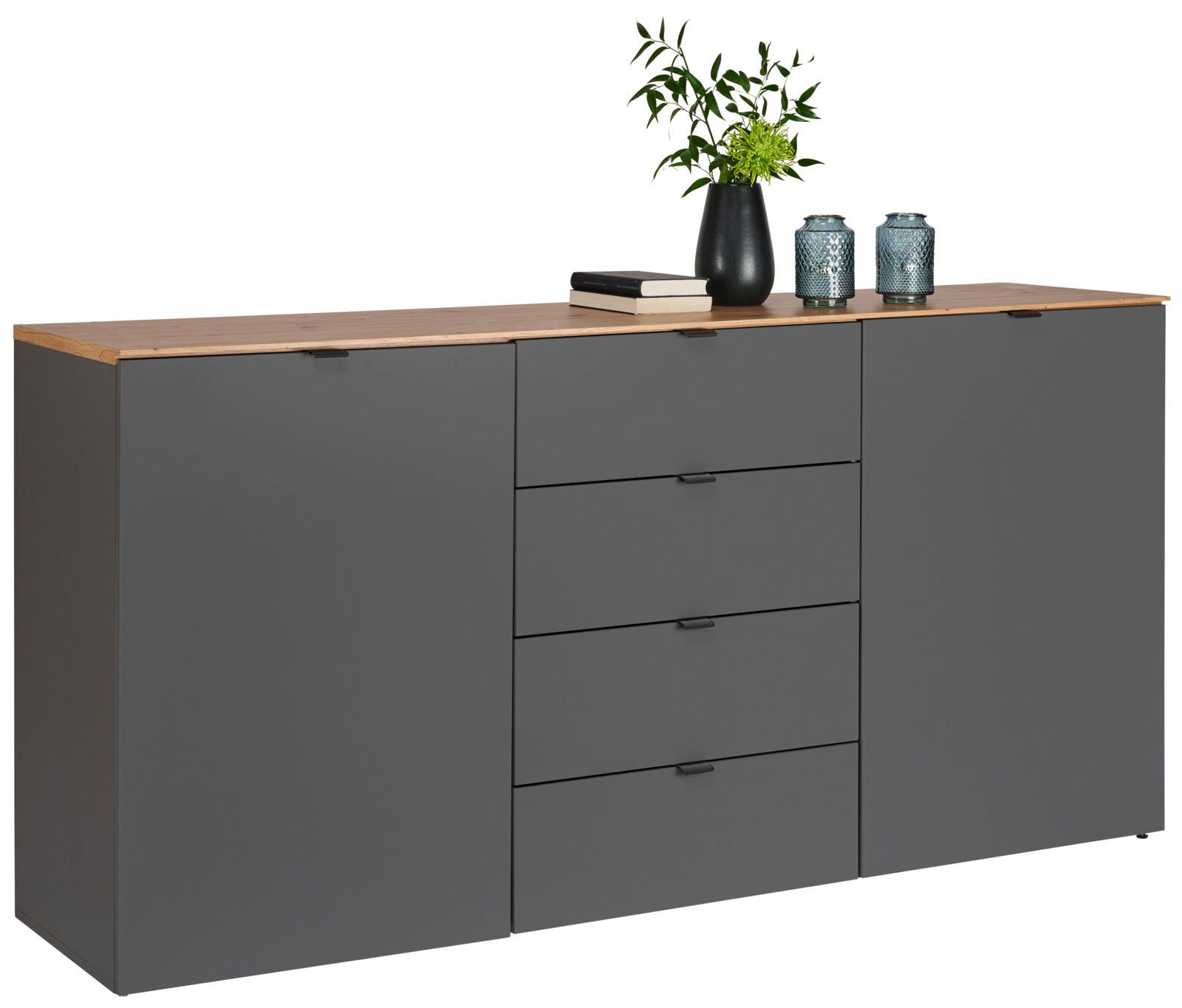 Graues Sideboard mit Holzplatte, vier Schubladen und zwei Türen, dekoriert mit Pflanzen und Kerzen, seitliche Perspektive
