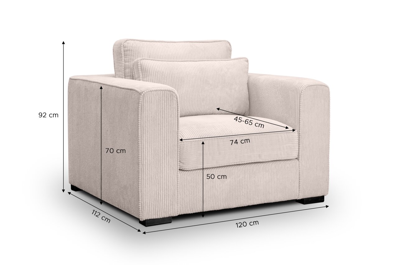 Beiger Cord-Sessel mit breiten Armlehnen und zwei Rückenkissen, Maße ca. 120 x 112 x 92 cm, Sitzhöhe ca. 50 cm, Sitzbreite ca. 74 cm, Armlehnenhöhe ca. 70 cm, Sitz-/Rückentiefe ca. 45–65 cm, in schräger Frontansicht (3/4-Perspektive) mit Maßangaben.