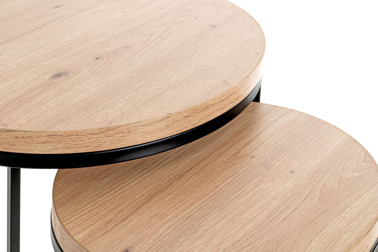 Nahaufnahme von zwei runden Beistelltischen aus Holz mit schwarzem Metallrahmen, übereinander gestapelt.