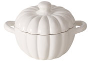 Weiße, runde Auflaufform mit Deckel in Kürbisform, seitliche Perspektive
