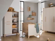 Standregal in einem modernen Kinderzimmer, seitliche Perspektive