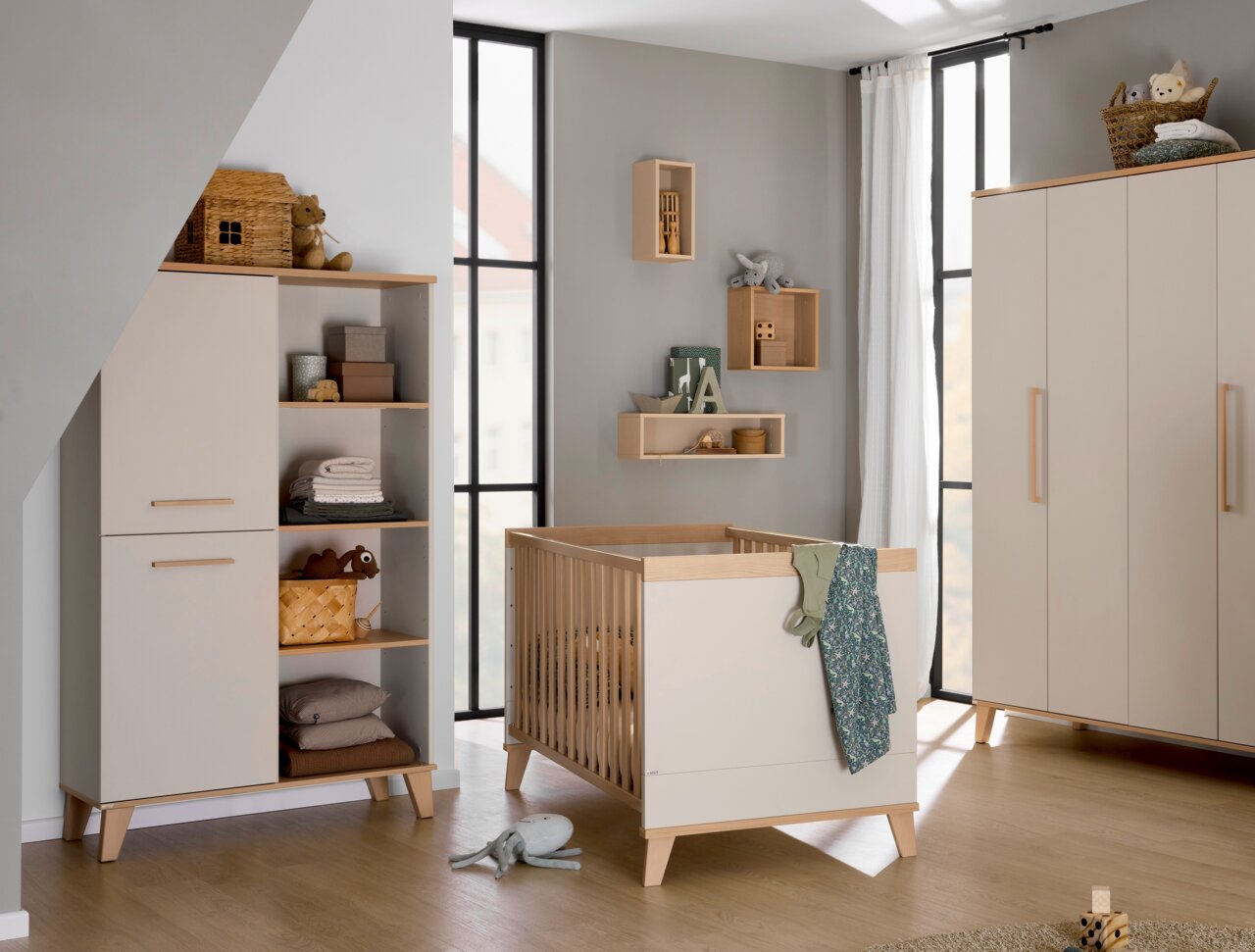 Standregal in einem modernen Kinderzimmer, seitliche Perspektive