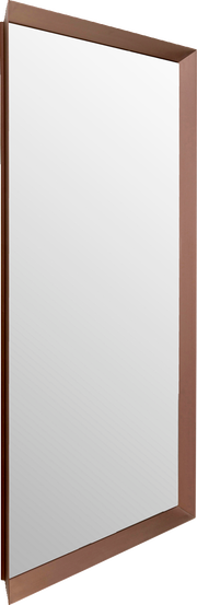 Rechteckiger Wandspiegel mit einem schmalen, bronzefarbenen Rahmen, aus seitlicher Perspektive fotografiert.