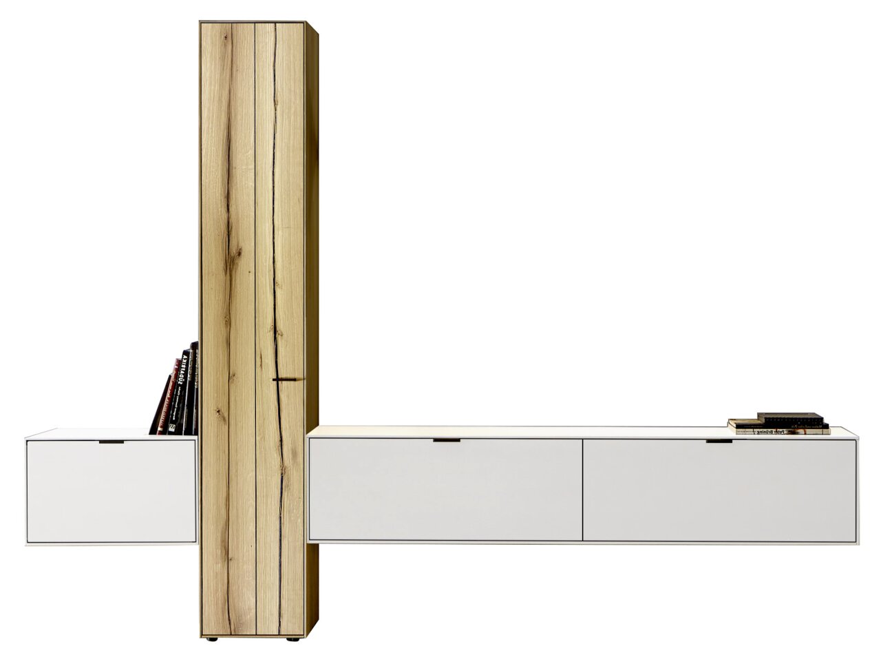 Frontale Ansicht der Dieter Knoll Wandkombination ISEO mit einem hohen Holzschrank und weißen Schubladen, dekoriert mit Büchern.