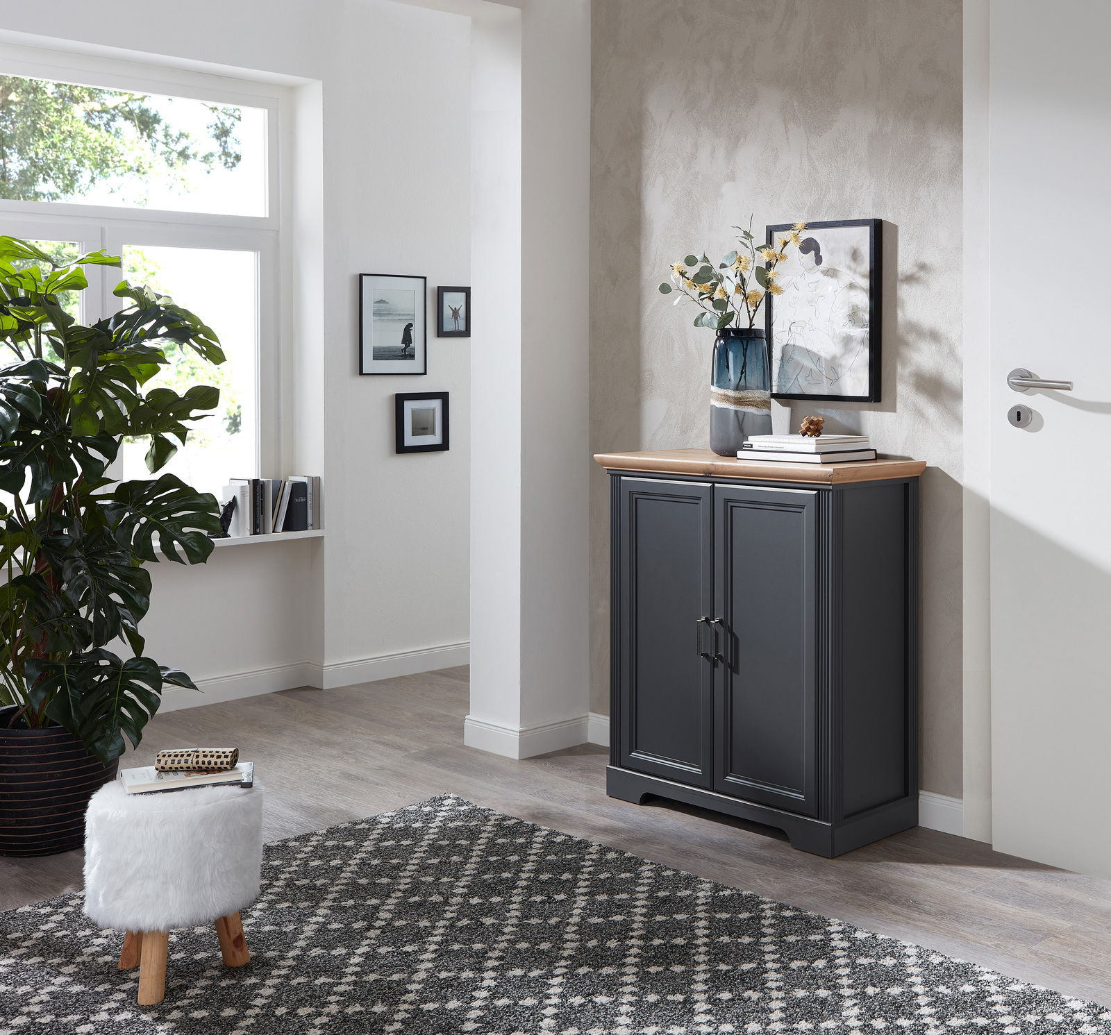 Schwarze Kommode aus der Serie JUDITH in einem modernen Wohnzimmer, seitliche Perspektive