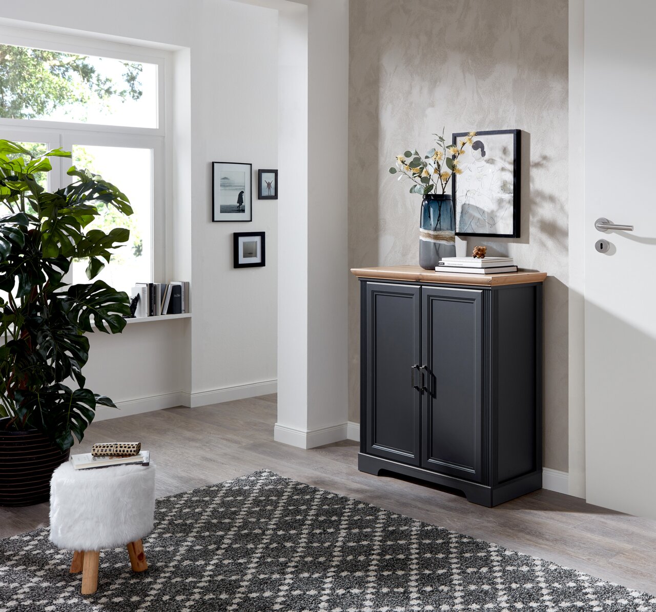 Schwarze Kommode aus der Serie JUDITH in einem modernen Wohnzimmer, seitliche Perspektive