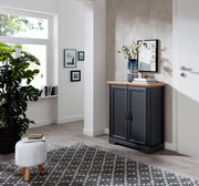 Schwarze Kommode aus der Serie JUDITH in einem modernen Wohnzimmer, seitliche Perspektive