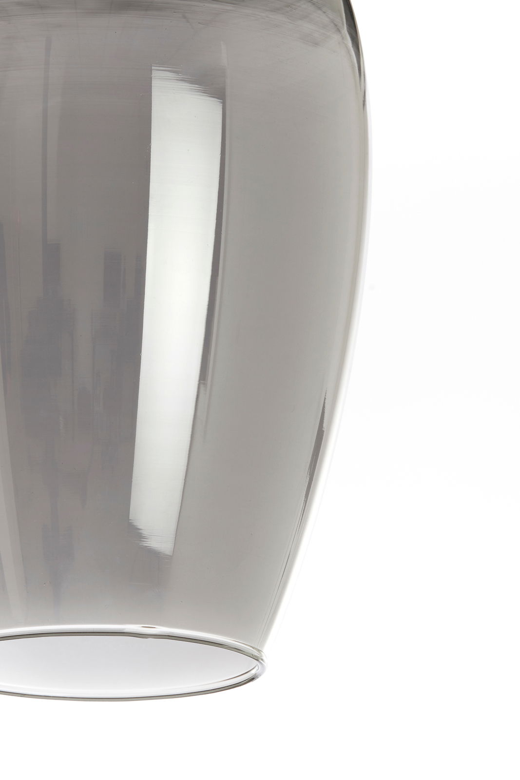 Nahaufnahme einer transparenten, gläsernen Hängeleuchte mit glatter Oberfläche, seitliche Perspektive.