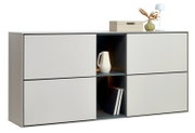 Modernes Sideboard in Weiß mit vier grifflosen Fronten und mittigem offenem Regal in Dunkelgrau, auf weißem Hintergrund, frontal leicht von links fotografiert