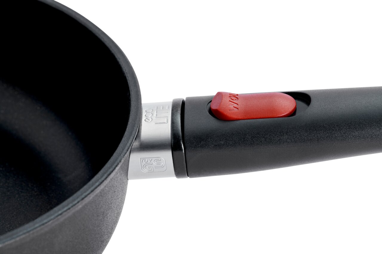 Nahaufnahme einer Hochrandpfanne 24cm EcoLite QX mit schwarzem Griff und rotem Knopf, seitliche Perspektive