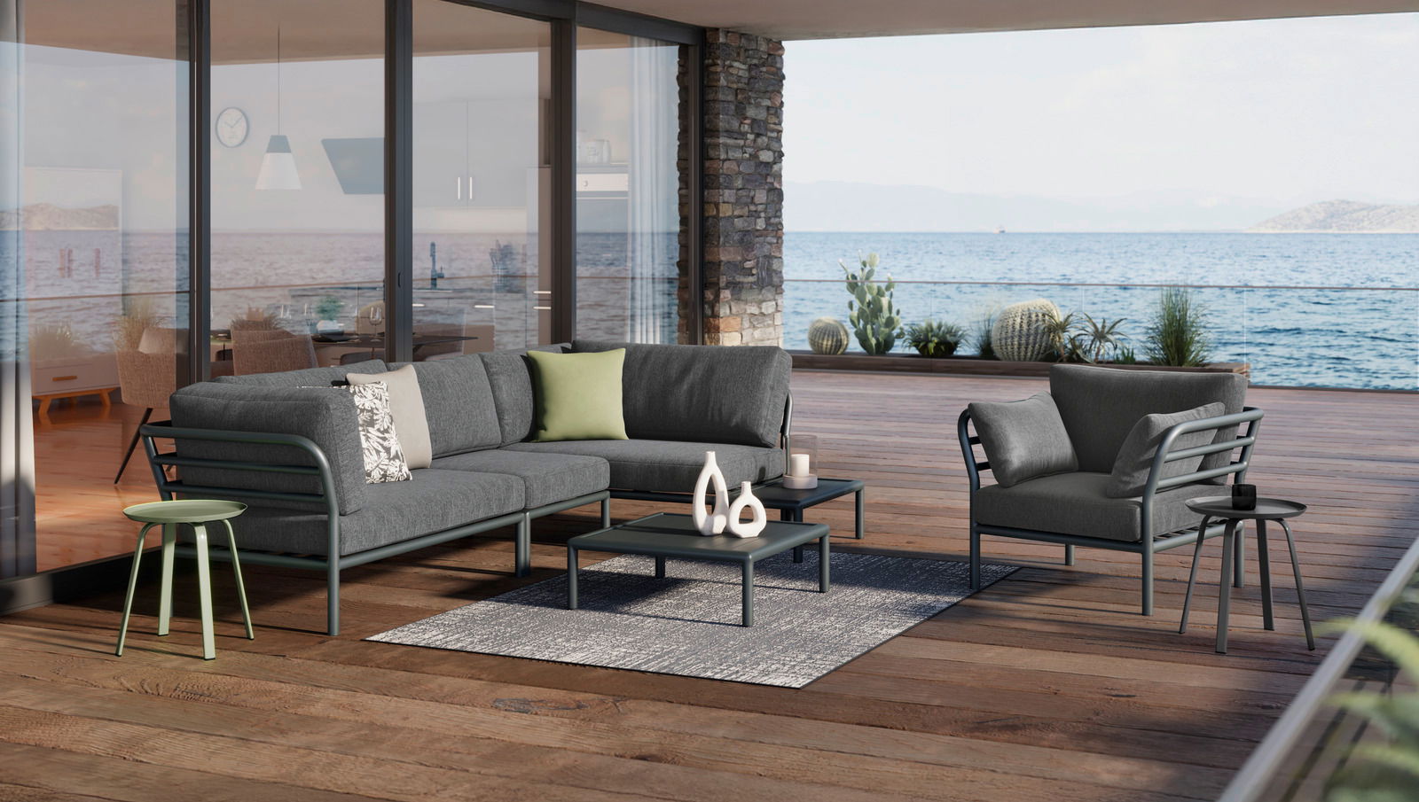 Moderner Beistelltisch auf einer Terrasse mit Meerblick, umgeben von stilvollen Gartenmöbeln.