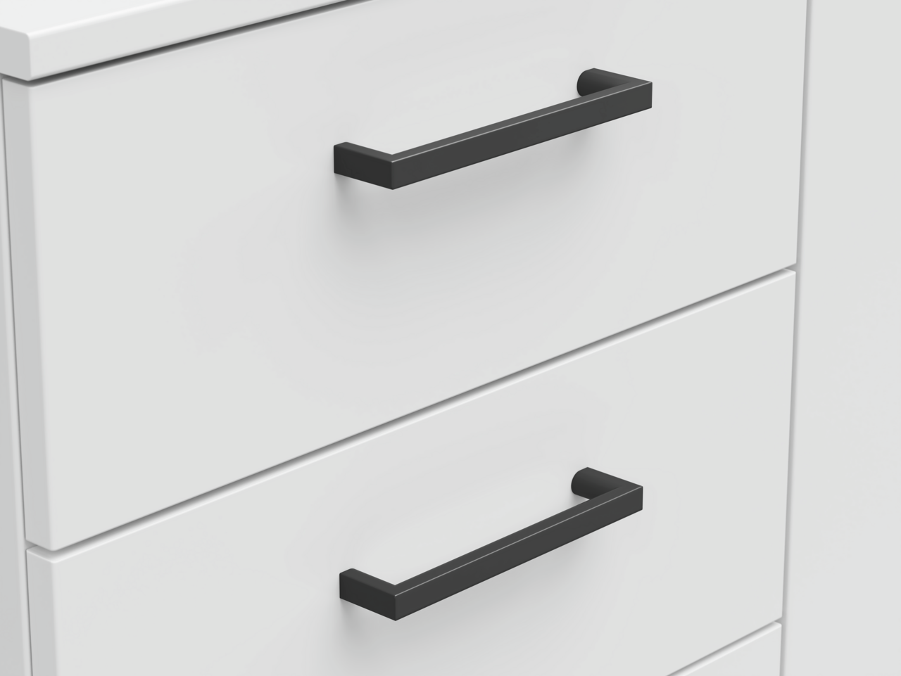 Nahaufnahme einer weißen Kommode mit schwarzen Griffen, seitliche Perspektive