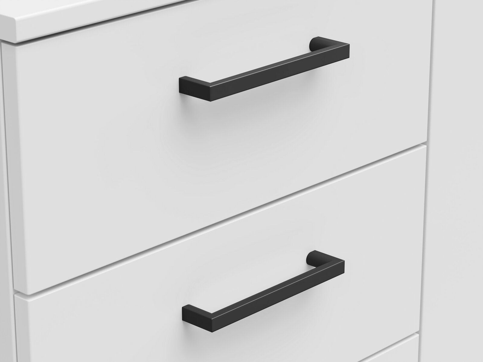 Nahaufnahme einer weißen Kommode mit schwarzen Griffen, seitliche Perspektive