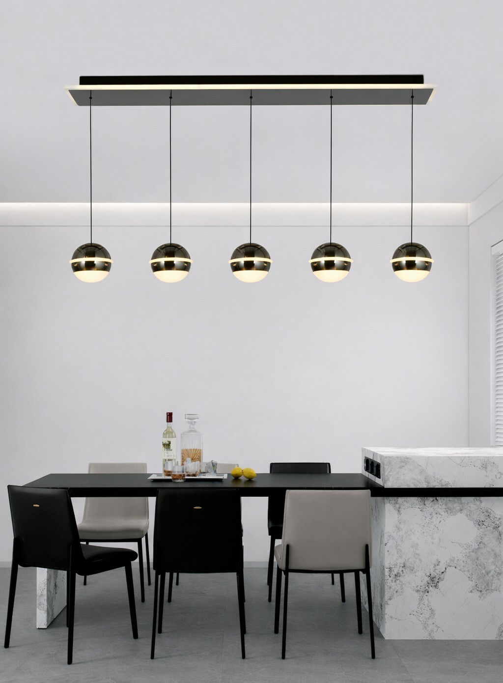 Moderne LED-Pendelleuchte mit fünf kugelförmigen Lampen, hängend über einem Esstisch in einem stilvollen Esszimmer, seitliche Perspektive.