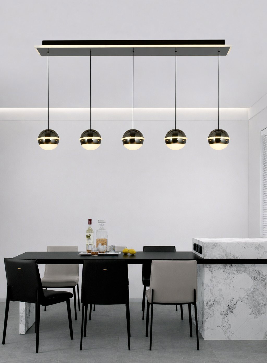 Moderne LED-Pendelleuchte mit fünf kugelförmigen Lampen, hängend über einem Esstisch in einem stilvollen Esszimmer, seitliche Perspektive.