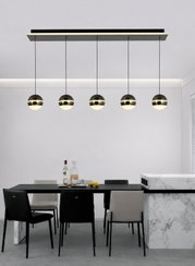 Moderne LED-Pendelleuchte mit fünf kugelförmigen Lampen, hängend über einem Esstisch in einem stilvollen Esszimmer, seitliche Perspektive.
