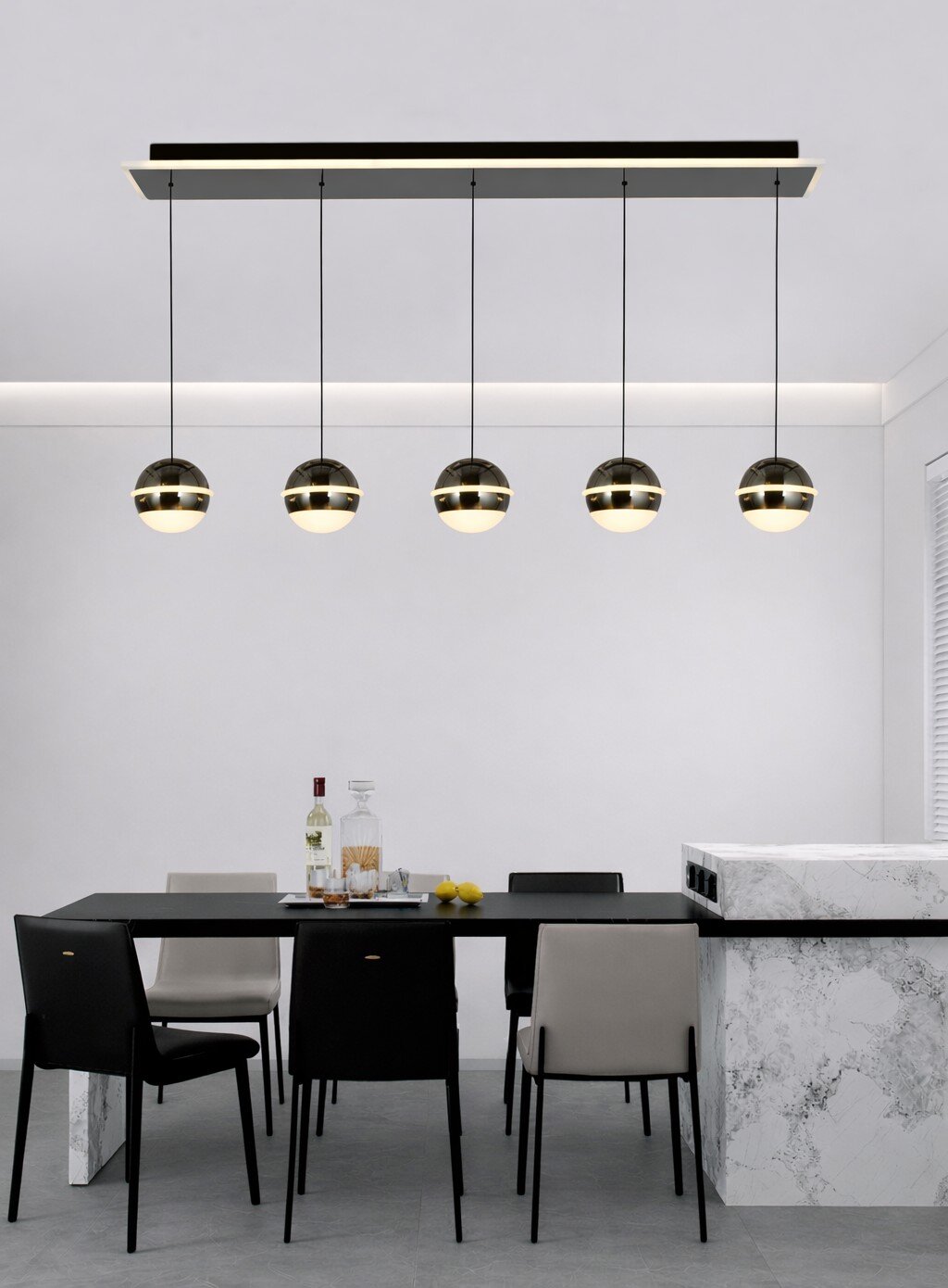 Moderne LED-hanglamp met vijf bolvormige lampen, hangend boven een eettafel in een stijlvolle eetkamer, gezien vanaf de zijkant.