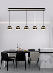 Moderne LED-hanglamp met vijf bolvormige lampen, hangend boven een eettafel in een stijlvolle eetkamer, gezien vanaf de zijkant.