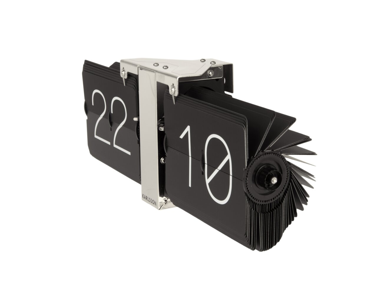 Seitenansicht einer Karlsson Flip Clock ohne Gehäuse in Schwarz und Chrom, die die Uhrzeit 22:10 anzeigt.