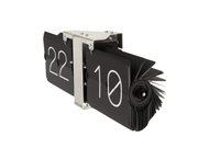 Seitenansicht einer Karlsson Flip Clock ohne Gehäuse in Schwarz und Chrom, die die Uhrzeit 22:10 anzeigt.