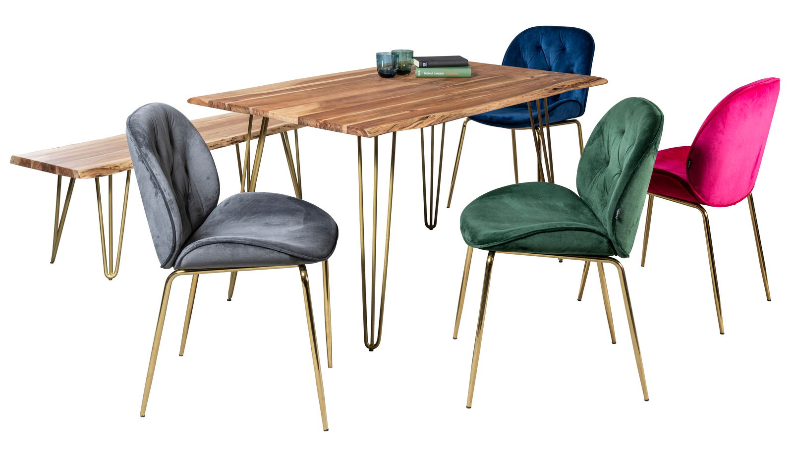 Esszimmer-Set mit einem Holztisch und vier Stühlen in verschiedenen Farben, aus der Perspektive leicht von oben fotografiert.